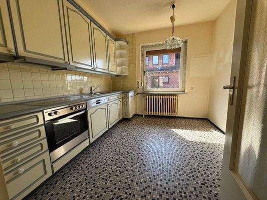 Küche mit Einbauküche