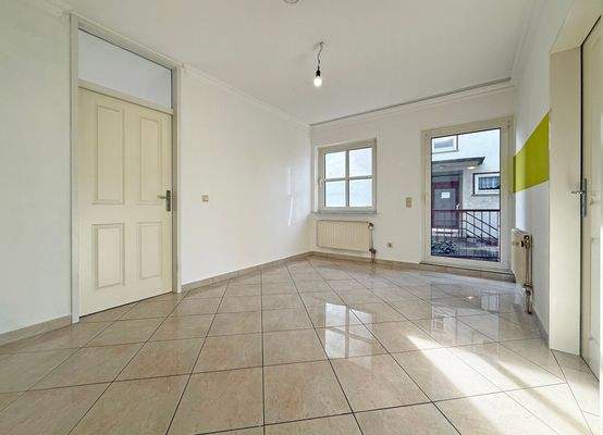 offener Büro oder Essbereich mit Balkonzugang