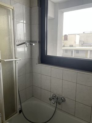 Bad mit Duschwanne und Fenster