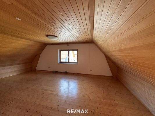 großer Raum im Dachgeschoss