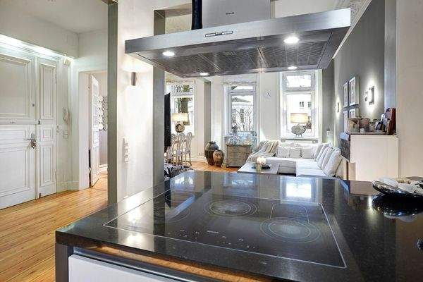 Blick aus der Küche ins Wohnzimmer