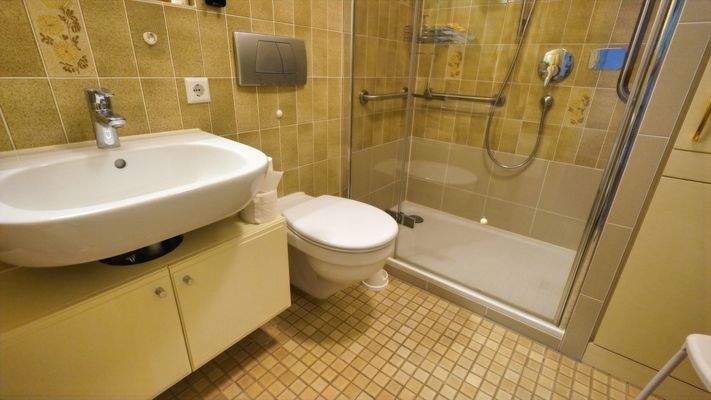 Bad mit großer Dusche