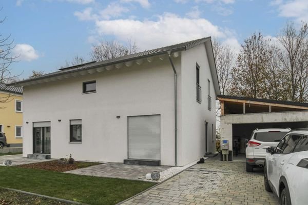 Außenansicht mit Garage