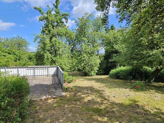 Großzügige Außenanlagen