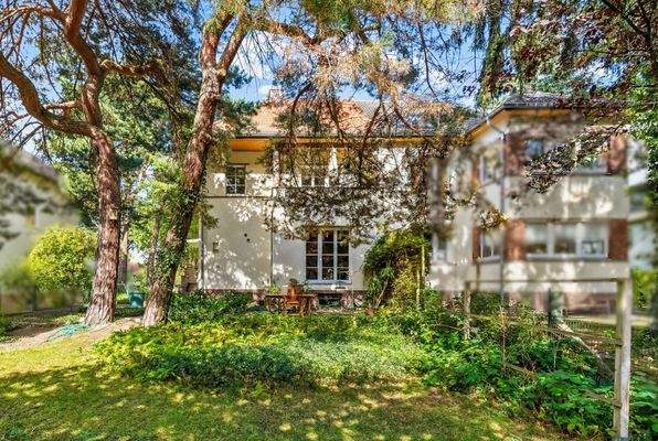 Außenansicht mit großzügigem Garten und grüner Umgebung