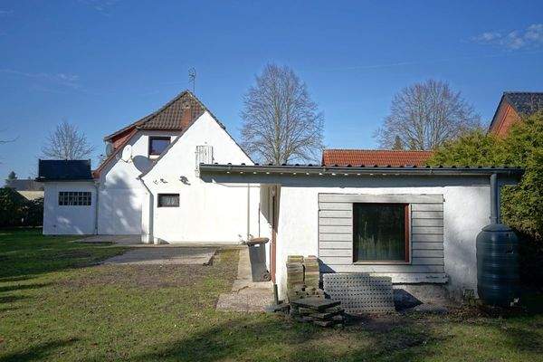 Rückseite mit Anbau und Garagenanbau