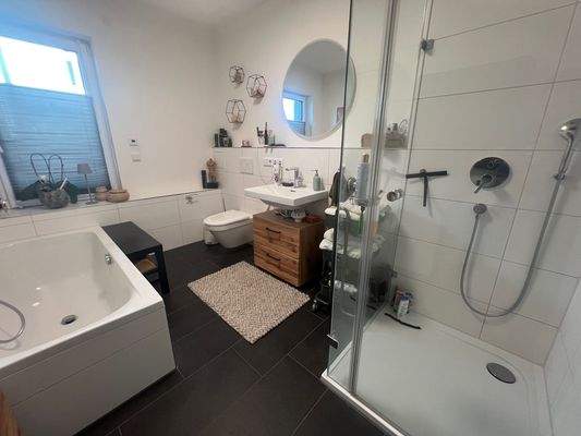 Badezimmer mit Wanne und Dusche