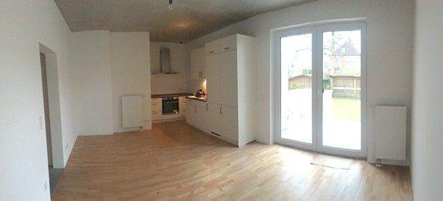 Wohnzimmer mit offener Küche