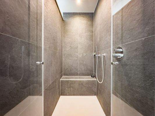 Regendusche mit Ablagefläche