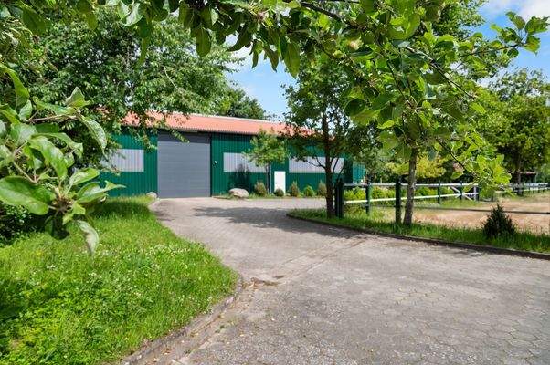 Weg vom Stallgebäude zur Reithalle