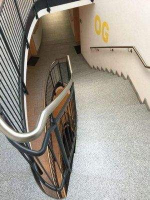 Treppenhaus mit rutschhemmenden Materialien