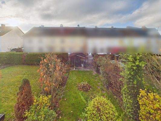 Blick von Balkon in Garten