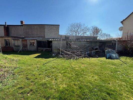 Gartenansicht auf Nebengebäude