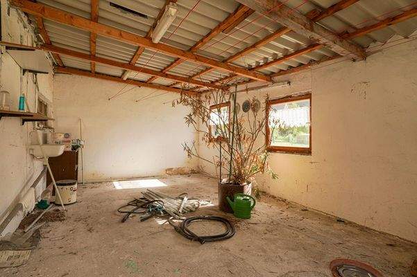 Großer Schuppen im Nebengebäude