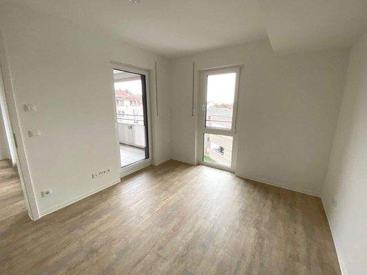 Schlafzimmer mit Loggia leer