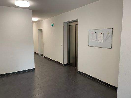 Flurbereich mit Aufzug 