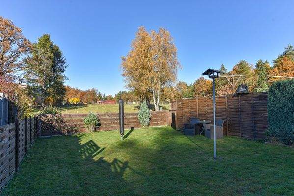 weitläufige Rasenfläche mit Blick auf die Weide