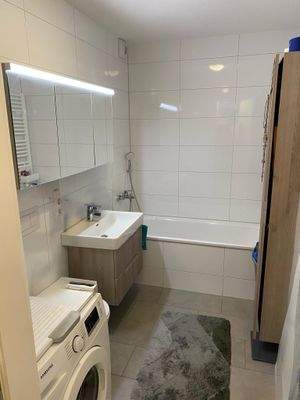 Bad mit Badewanne und Waschmaschinenanschluss