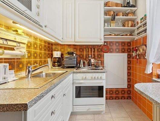 Küche mit kleiner Abseite