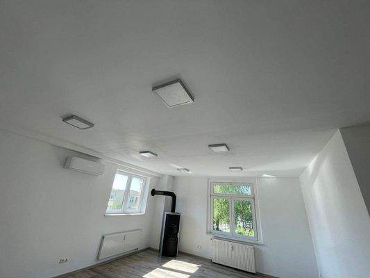 Wohnzimmer mit moderner Deckenbeleuchtung.jpg