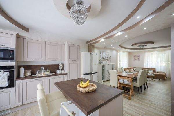 Küchenbereich mit Blick in den Wohnbereich