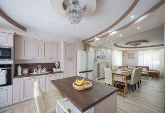 Küchenbereich mit Blick in den Wohnbereich