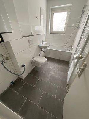 Tageslichtbad mit Wanne