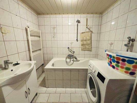 Wannenbad mit WM-Anschluss EG