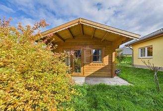 Großzügiger Holzschuppen mit Sauna