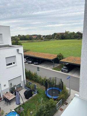 Blick zum Carport