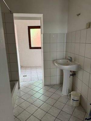 ...mit angrenzendem Wasch- und Trockenraum