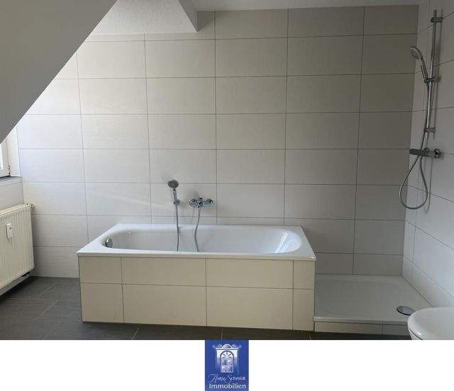 Individuelle und geräumige Dachwohnung! Tageslichtbad mit Wanne und Dusche! - Foto 2