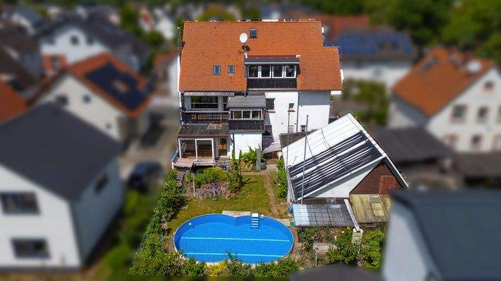 Garten mit Swimmingpool