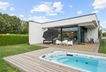 Blick aus dem Garten auf Pool und Terrasse