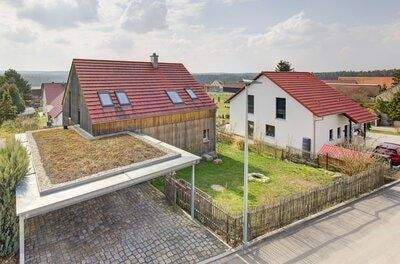 Hausansicht mit Carport