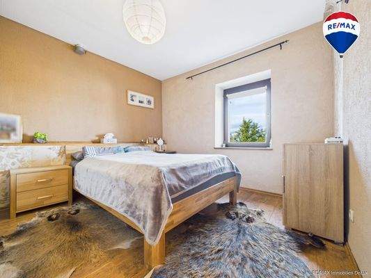 REMAX Immobilien DeLux Einfamilienhau Schlafzimmer Mandelbachtal Mark Borowicz