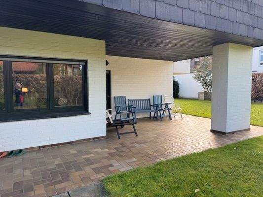 Die überdachte Terrasse für entspannte Abendstunden