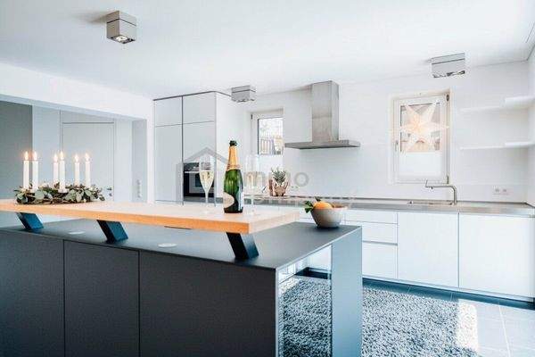 Teilansicht Küche - Barbereich mit integrierten Weinschrank