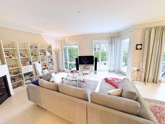 Wohnzimmer mit Kamin