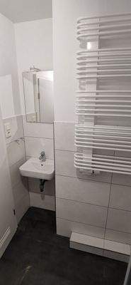 Bild 6, Blick zum Waschbecken und Heizkörper.jpg