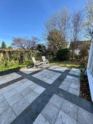 Ausblick vom Wohnzimmer auf die Terrasse