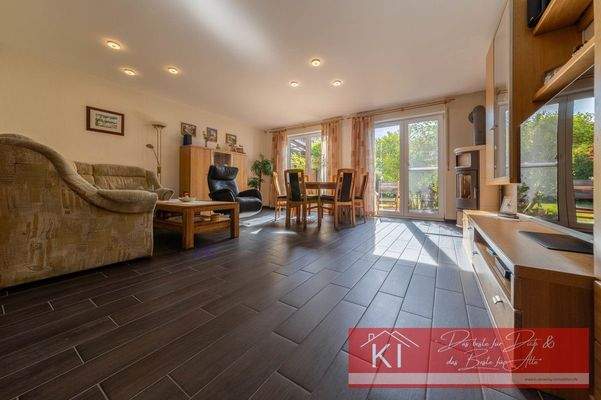 EG großes Wohnzimmer mit Austritt zur Terrasse