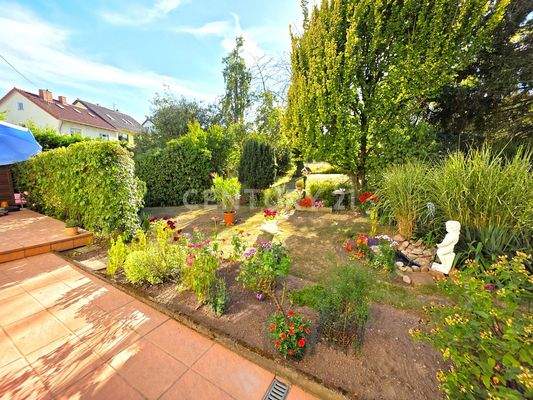 Ansicht des gepflegten Garten mit Blumen und Sträuchern