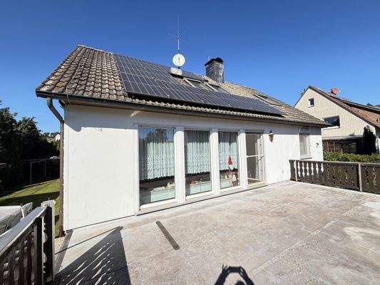 Terrasse und Solaranlage