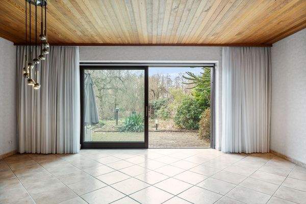 Wohnzimmer mit Schiebetür zur Terrasse