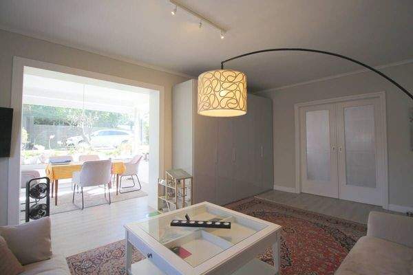 Wohnzimmer mit Wintergarten- u. Schlafzimmerzugang