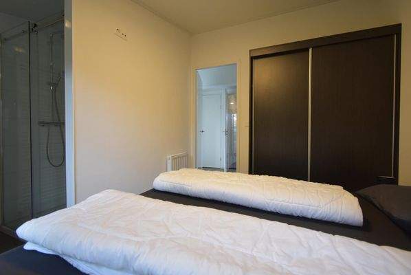 ferienhaus-kaufen-herkingen-schlafzimmer-boxspring-2025.webp003