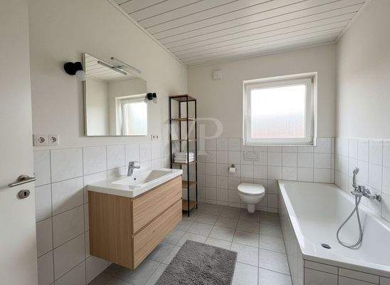 Badezimmer mit Wanne KI-Staging