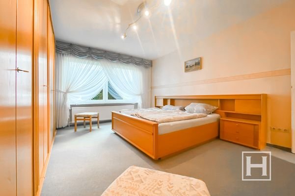 Großzügiges Schlafzimmer