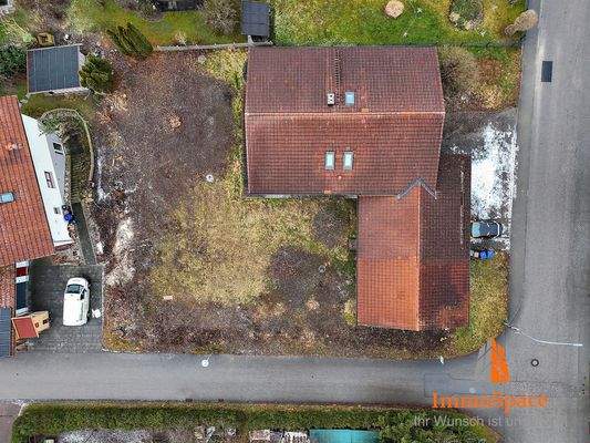 Blick von oben auf das Haus und das Grundstück